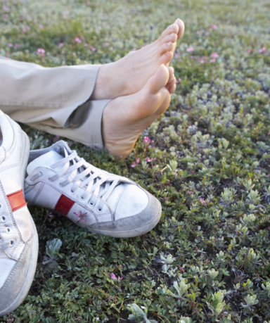 발 건강까지 챙길 수 있는 여름철 신발 세탁 방법